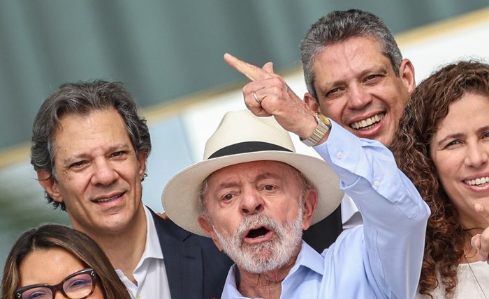 O presidente Luiz Inácio Lula da Silva (c), posa para foto com ministro após almoço de confraternização