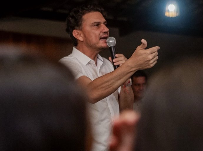 Em Penedo, Marcos Beltrão reúne amigos e a população no 1º encontro marcado por diálogo direto com a população