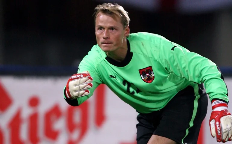 Ex-goleiro de Arsenal e Juventus morre aos 48 anos após colisão com trem