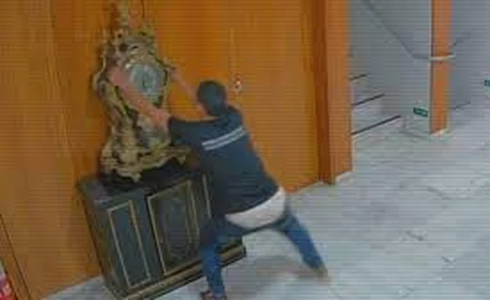 Homem foi filmado ao derrubar e destruir o relógio do século 17 no Palácio do Planalto no dia 8 de janeiro Homem foi filmado ao derrubar e destruir o relógio do século 17 no Palácio do Planalto no dia 8 de janeiro