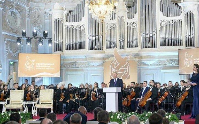 Vladimir Putin participa de cerimônia de entrega do Prêmio da Paz Leo Tolstoy