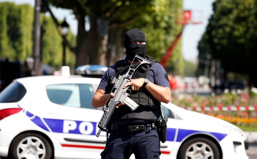 Homem morto em incidente na Champs-Élysées era conhecido das forças de segurança, diz imprensa