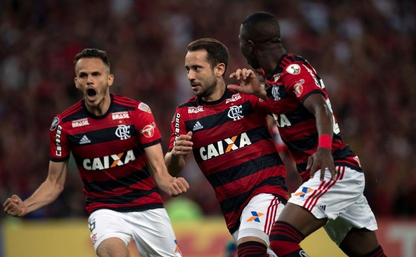 Flamengo vence Emelec e assegura vaga na Libertadores