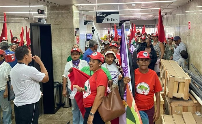 Cerca de 800 mulheres do campo ocupam na manhã de hoje (12) a superintendência do Instituto Nacional de Colonização e Reforma Agrária (Incra) no centro de Maceió