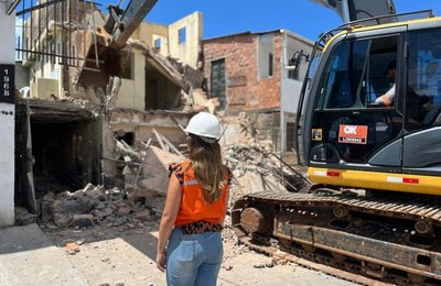 Imóvel de dois pavimentos é demolido na Levada por risco de colapso
