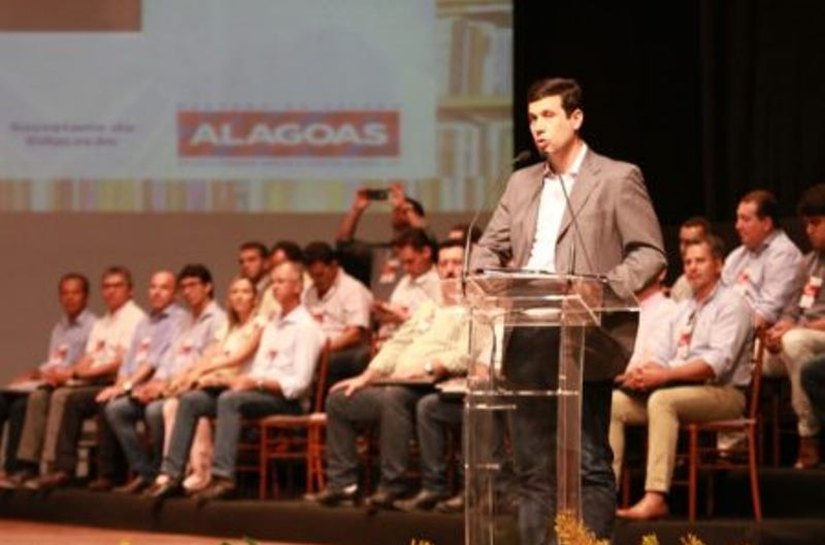 Prefeitos alagoanos assinam termo de adesão do programa Escola 10