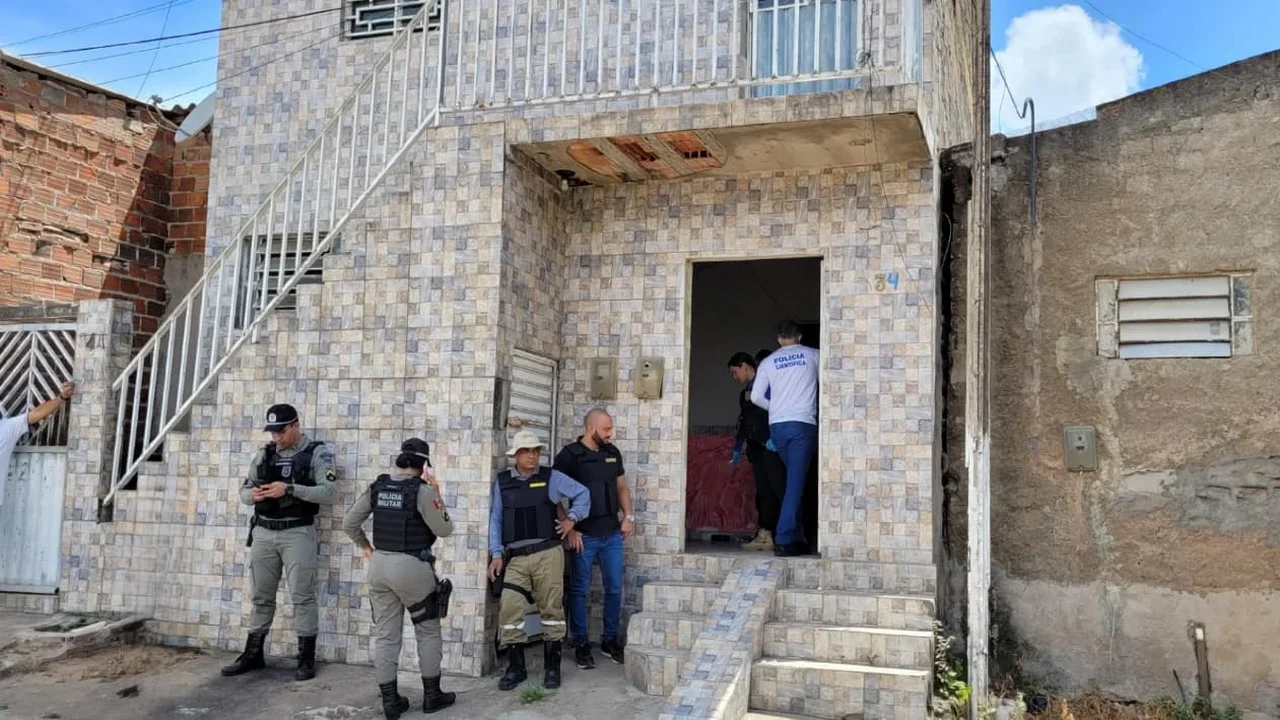 Homem só de cuecas é morto a pauladas dentro de casa em Arapiraca
