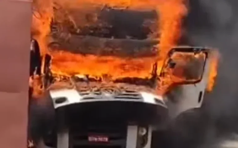 Susto na oficina: carreta pega fogo e fica destruída durante serviço de solda em São Luís do Quitunde