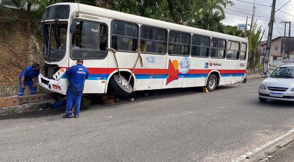 Ônibus quebra, perde controle e bate no muro de clínica em Aracaju / Foto: Foto: Antônio Cardoso/TV Atalaia