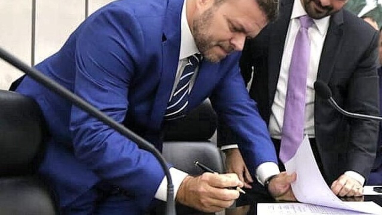 Léo Loureiro toma posse e reitera apoio às causas sociais