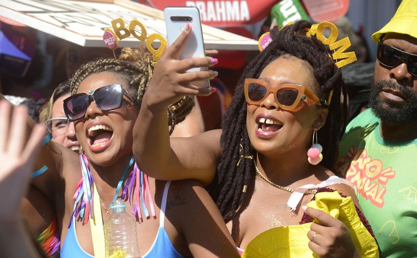 Blocos arrastam multidões até meia-noite no Rio