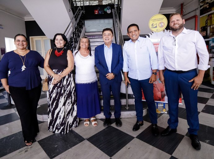 Prefeita de Palmeira participa do lançamento de ônibus movido a GNV e defende interiorização do gás natural