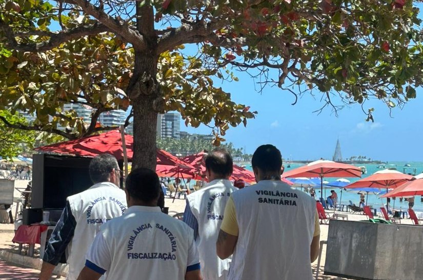 Vigilância Sanitária realiza ação educativa na orla marítima de Maceió