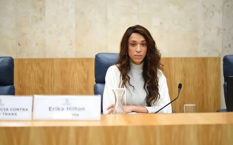 Erika Hilton entra com notícia-crime contra Bolsonaro por fala homotransfóbica