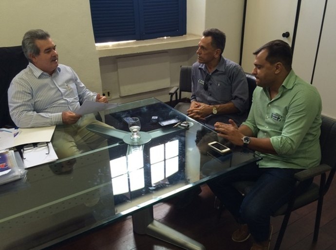 Secretário e prefeito debatem alternativas para reabertura de matadouro de São Luiz