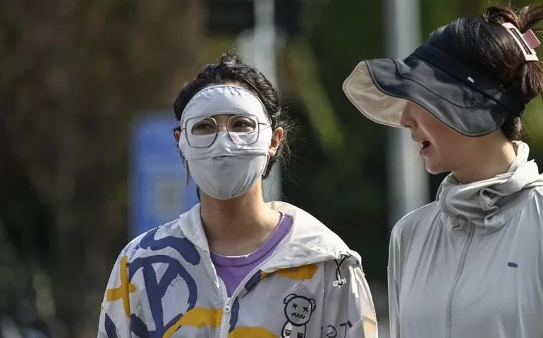 Na China, 'facekinis voltam a ser populares por conta da onda de calor