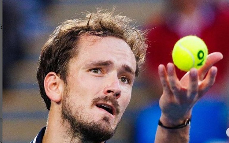 Fotógrafo invade quadra no match point, revolta Medvedev e 'incendeia' jogo no US Open