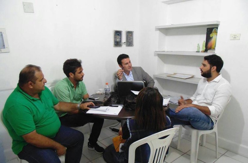 Prefeito de Santana do Mundaú reúne secretariado para discutir planejamento de ações