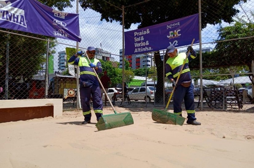 Prefeitura intensifica limpeza de quadras de areia em Maceió