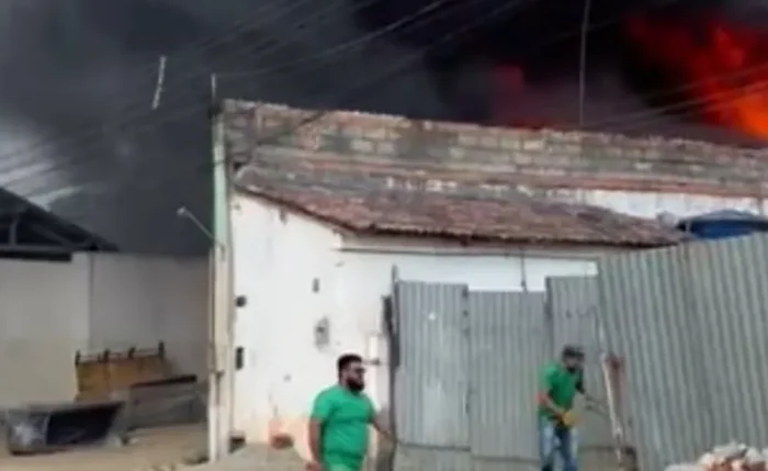 Fumaça intensa sobe de fábrica de sofás atingida por incêndio em Arapiraca