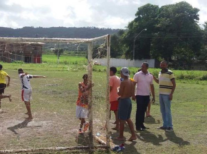 Secretário de Esportes de São Miguel visita novo campo de futebol