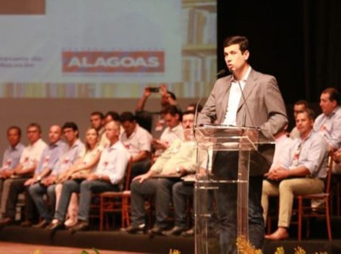 Prefeitos alagoanos assinam termo de adesão do programa Escola 10