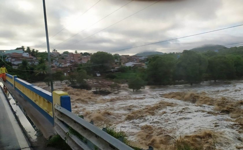 Rio Ipanema atinge nível seguro, mas Corpo de Bombeiros permanece em alerta