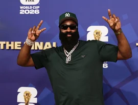 Acusação de porte ilegal de arma contra James Harden é rejeitada por juiz do Texas.