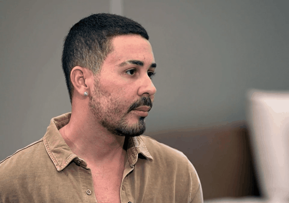 Carlinhos Maia diz ter gatilhos com fã que não sai da frente de sua casa