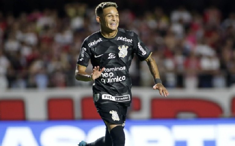 Adson marca duas vezes e Corinthians quebra tabu diante do São Paulo no Morumbi