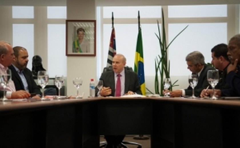 Mantega discute com centrais sindicais gastos do seguro-desemprego