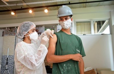 Alagoas é o 1º estado a concluir vacinação dos trabalhadores da indústria contra a Covid-19