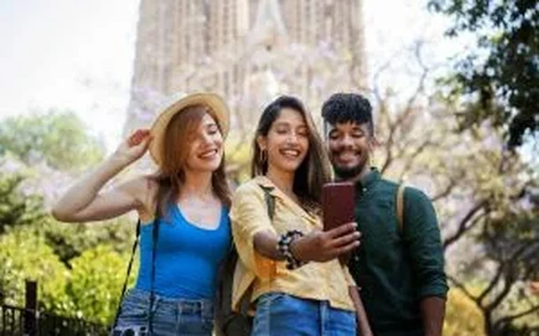 Viagens como estratégia de bem-estar e pertencimento: turismo LGBTQIA+ cresce entre grupos e famílias