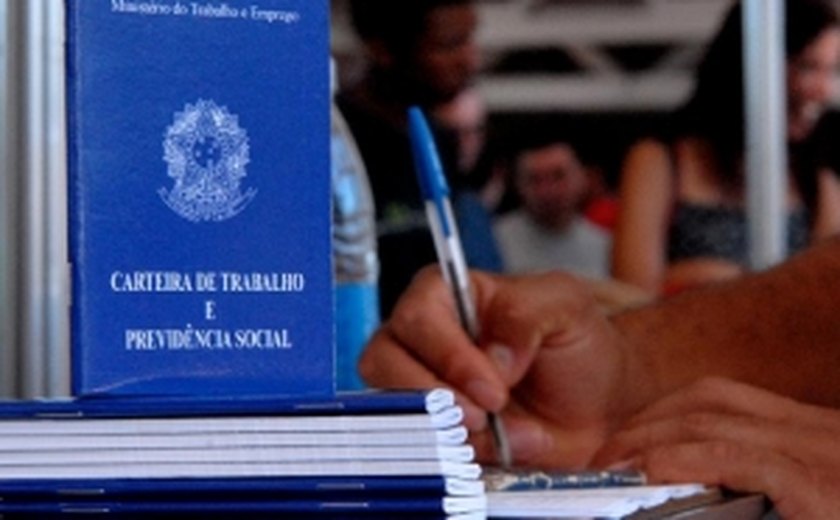 País perde 497 mil vagas com carteira assinada no período de um ano