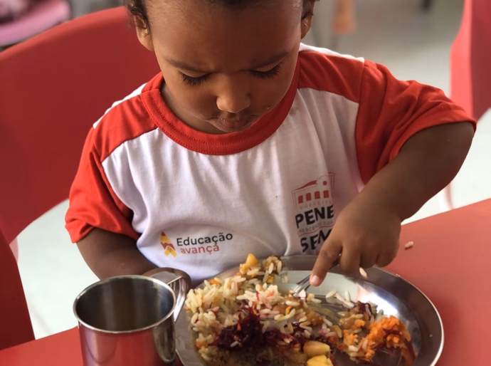 Prefeitura de Penedo moderniza merenda escolar com novos utensílios em aço inox