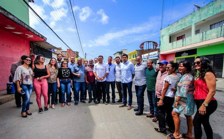 Rui Palmeira vistoria obra de recapeamento no Ouro Preto