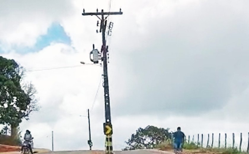 MPAL instaura procedimento após vídeo mostrar postes instalados no meio de rodovia que liga municípios de Taquarana e Belém
