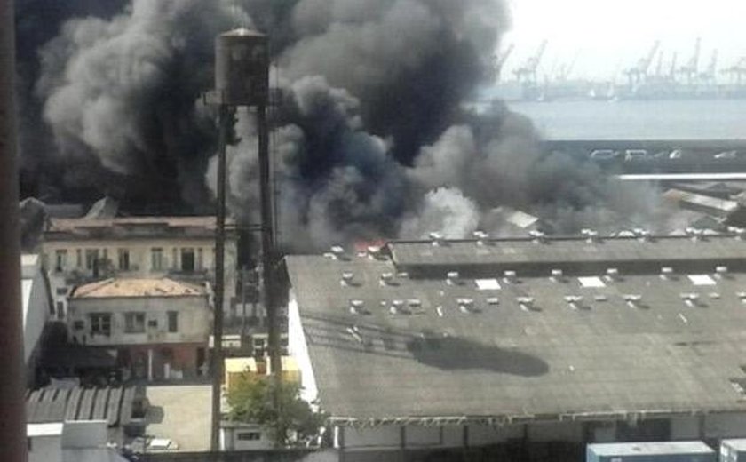 Incêndio atinge galpão de alegorias de escolas de samba na zona norte do Rio