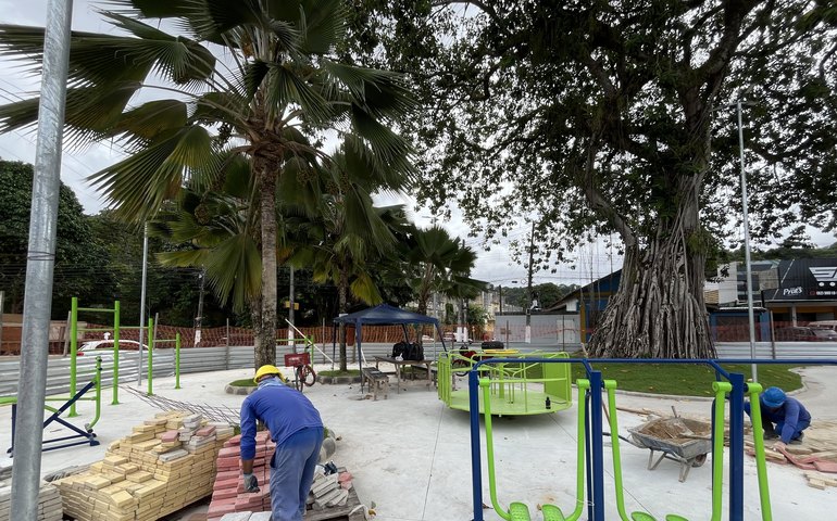 Prefeitura executa diversas obras simultâneas em espaços de lazer por toda Maceió