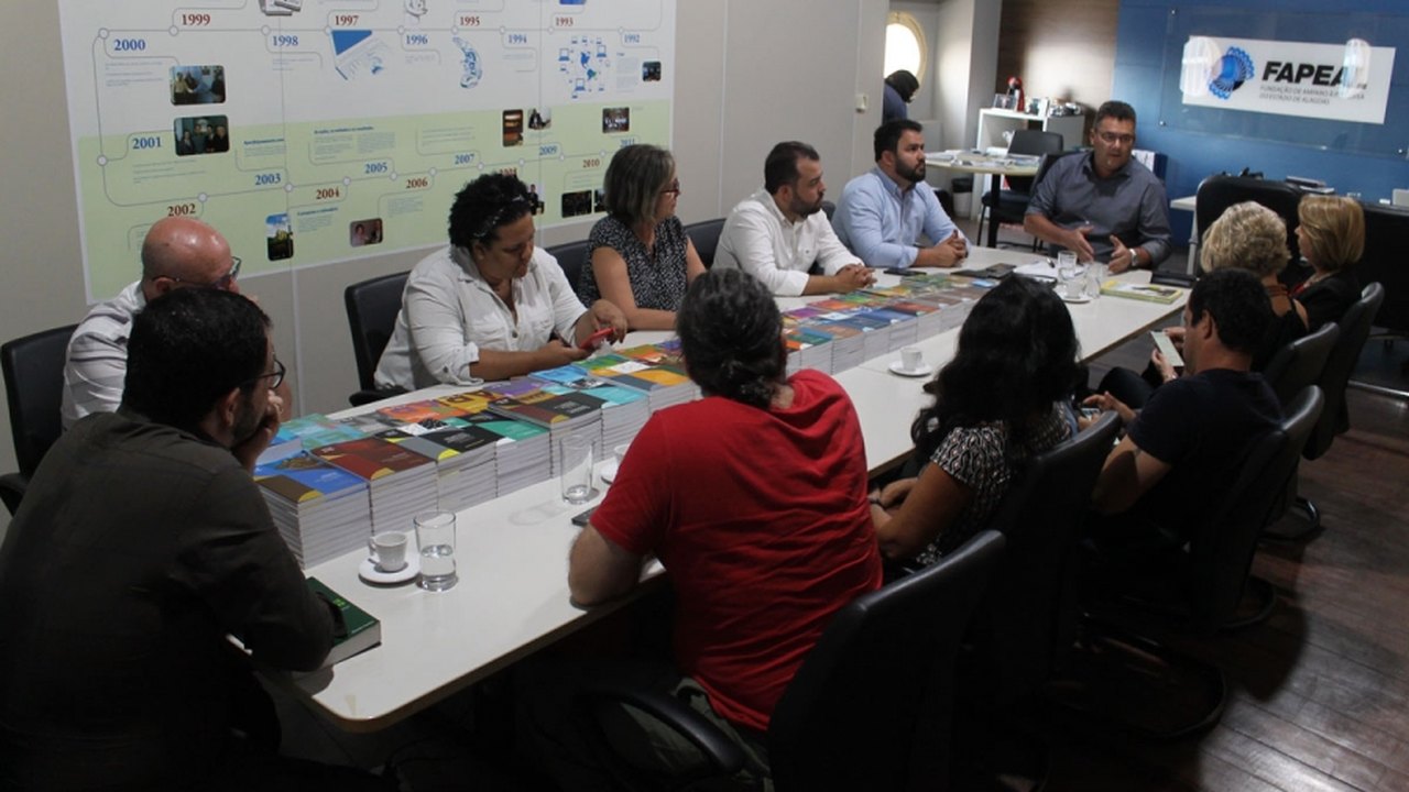 Governo destina R$ 200 mil para combate ao derramamento de óleo no litoral alagoano