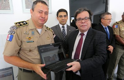 TJ entrega computadores para centro de conciliação na Base Comunitária do Vergel