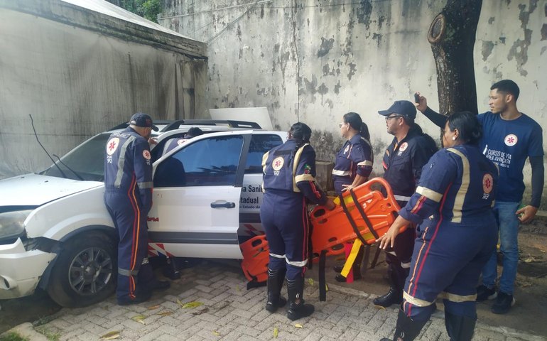  Samu realiza curso de atualização sobre atendimento de vítimas em acidentes com carro 