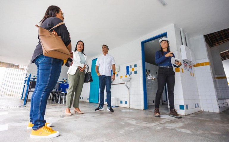 Secretária Roseane Vasconcelos visita escola afetada pelas chuvas em São Miguel dos Campos