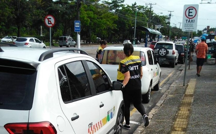 SMTT fiscaliza taxistas na parte baixa de Maceió