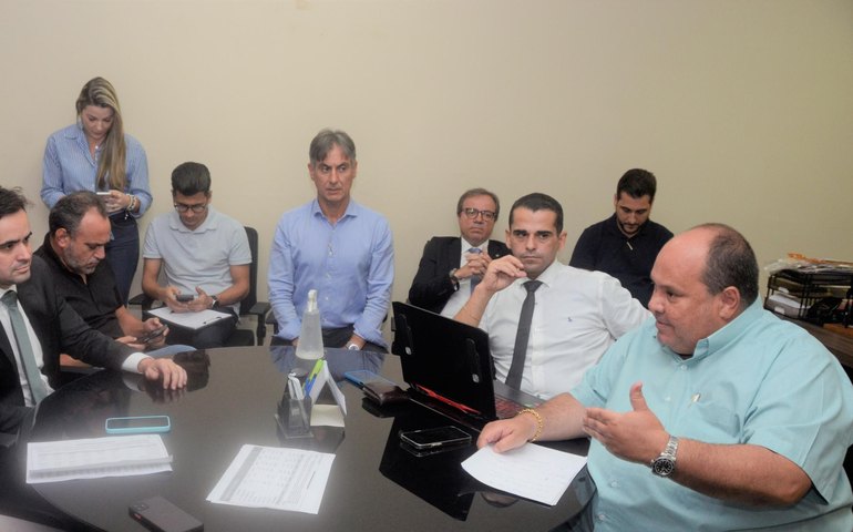 Saúde recebe defensores públicos e reafirma plano para zerar fila de espera de pacientes com câncer