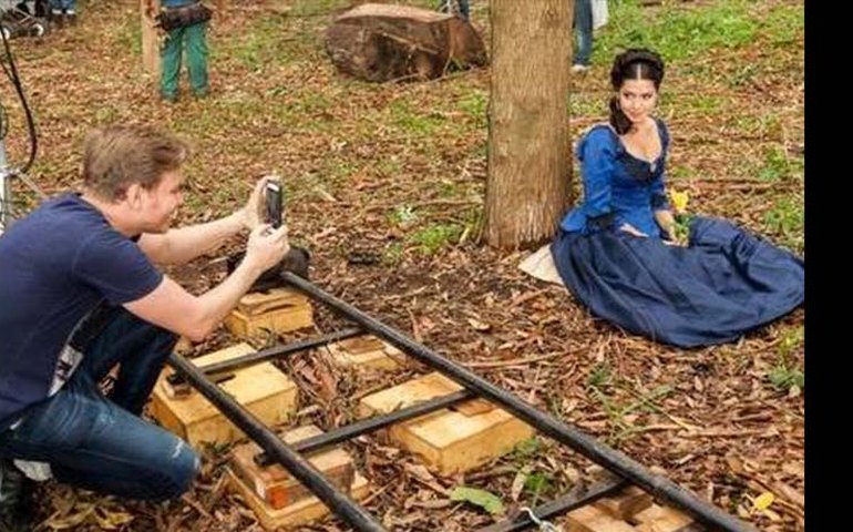Michel Teló tieta Thaís Fersoza durante gravação de novela da Record