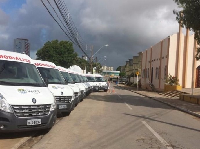 Prefeito Rui Palmeira entrega dez novos veículos para hemodiálise em Maceió