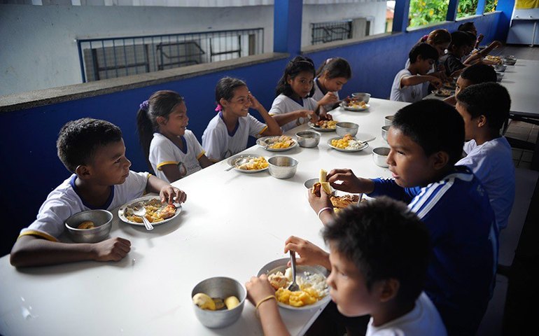 CE pode votar novo cálculo do valor por aluno para recursos da merenda escolar