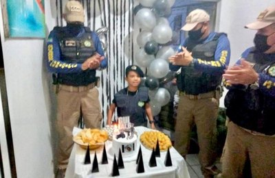 Guardas Municipais fazem surpresa durante festa de aniversário de criança