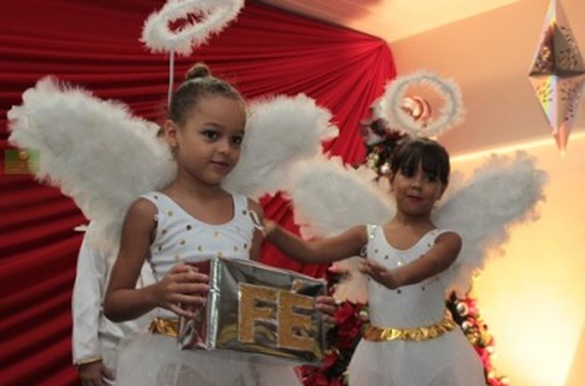 Crianças fazem a festa no Natal da creche da Santa Casa